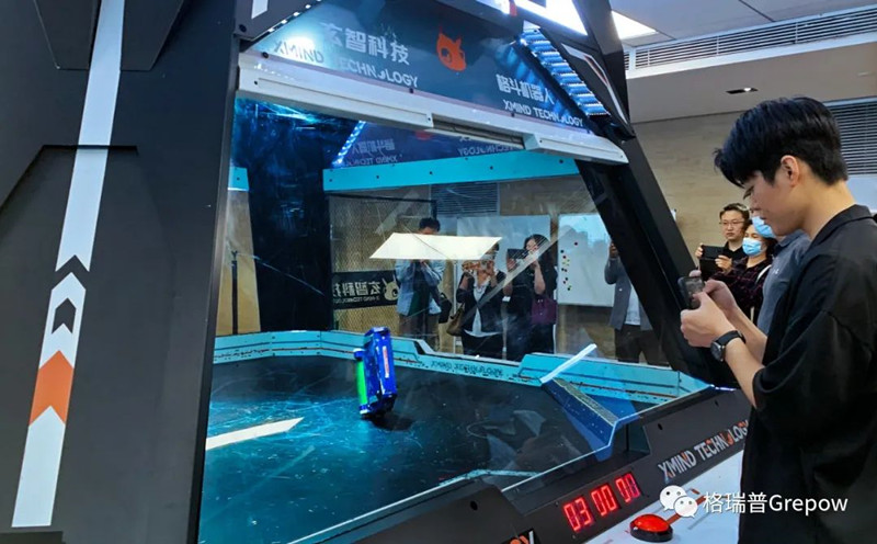 玄智科技同事在新辦公場所，展示了輕量級格斗機(jī)器人表演