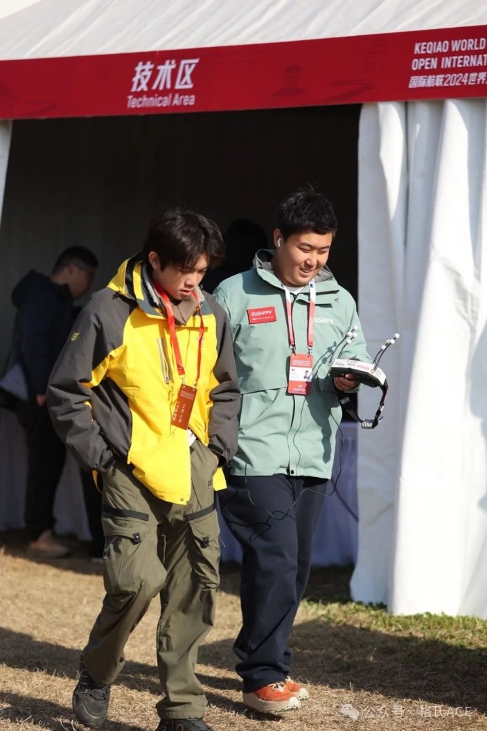 左云飛屹、右李冠辰