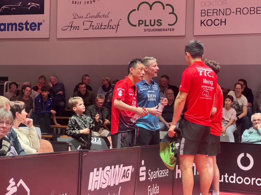 孟繁博與隊(duì)友與教練交流