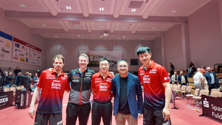 孟繁博與格瑞普T總，其他球員合影